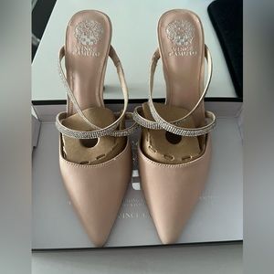 Brand new never worn Vince Camuto nude heels